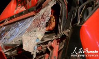 安徽两货车追尾起火 安徽两货车追尾起火